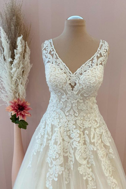 Sweetheart Backless A-Line Wedding Gown with Lace Appliques and Tulle Skirt