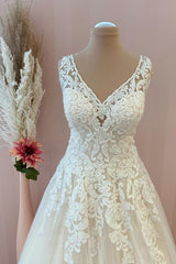 Sweetheart Backless A-Line Wedding Gown with Lace Appliques and Tulle Skirt