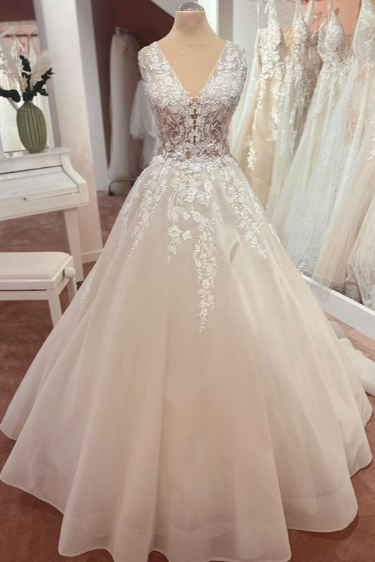 Elegant A-Line Floor-length Tulle Wedding Dress with Wide Straps and Lace Appliques