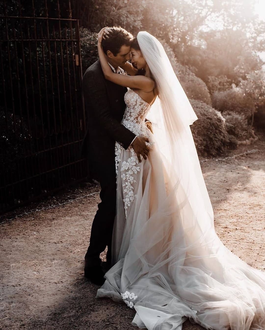 Elegant Sweetheart A-line Wedding Gown with 3D Floral Lace and Tulle