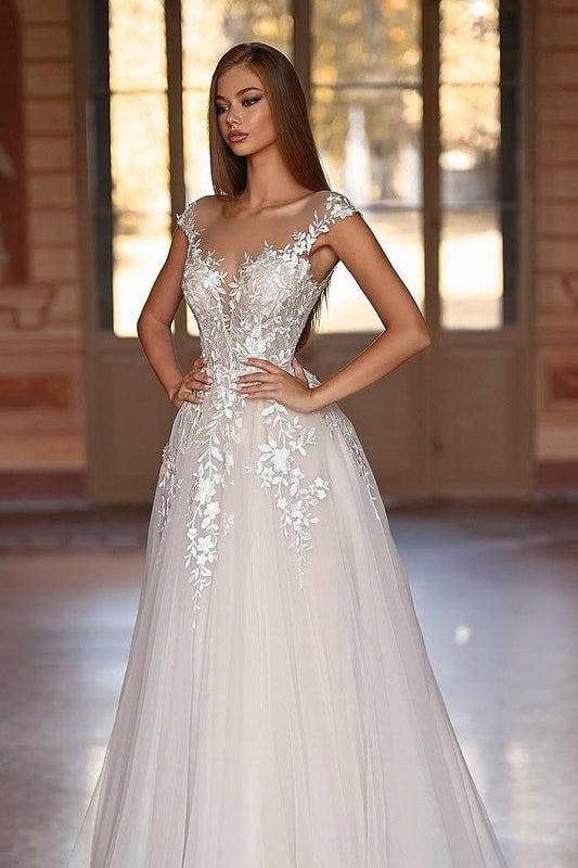 Elegant White Tulle Wedding Dress with Spaghetti Straps and Pleated Applique