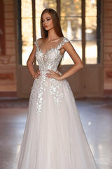 Elegant White Tulle Wedding Dress with Spaghetti Straps and Pleated Applique