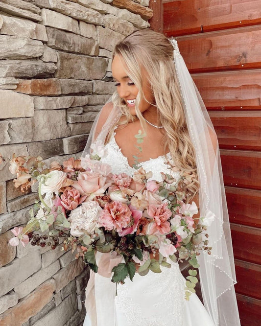 Mermaid-style V-neck Wedding Gown with Elegant Spaghetti Straps and Floor-length Lace Appliques