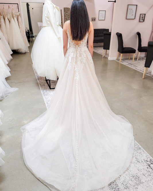 Elegant Backless V-neck A-line Tulle Wedding Gown with Lace