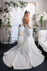 Elegant Backless Mermaid Wedding Gown with Sweetheart Neckline and Lace Appliques
