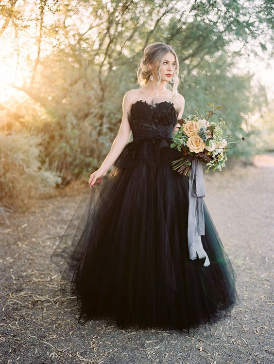 Elegant Black Sweetheart Open Back Bridal Gown with Long Lace Tulle
