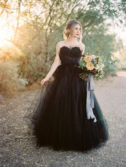 Elegant Black Sweetheart Open Back Bridal Gown with Long Lace Tulle