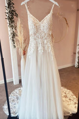 Elegant Backless A-line Tulle Wedding Dresses with Lace Appliques
