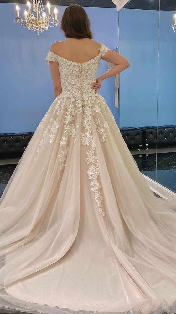 Long Off-the-Shoulder Vintage Wedding Dress in A-line With Tulle Lace