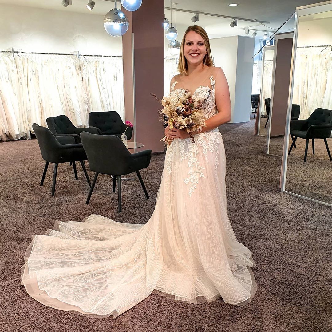 Elegant V-neck A-line Floor-length Backless Wedding Gown in Tulle Lace