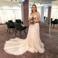 Elegant V-neck A-line Floor-length Backless Wedding Gown in Tulle Lace