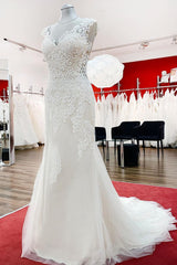 Elegant Open-Back Mermaid Wedding Dress with Sweetheart Neckline and Lace Appliques