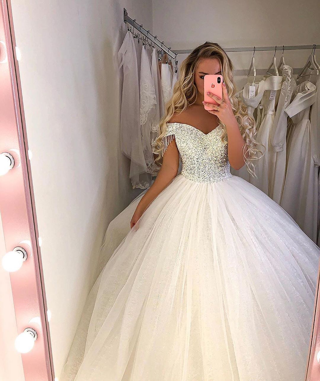 Elegant Long Princess Wedding Gown in Tulle with Off-The-Shoulder Design