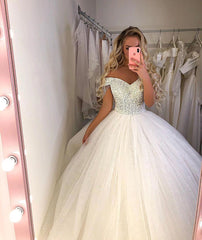 Elegant Long Princess Wedding Gown in Tulle with Off-The-Shoulder Design