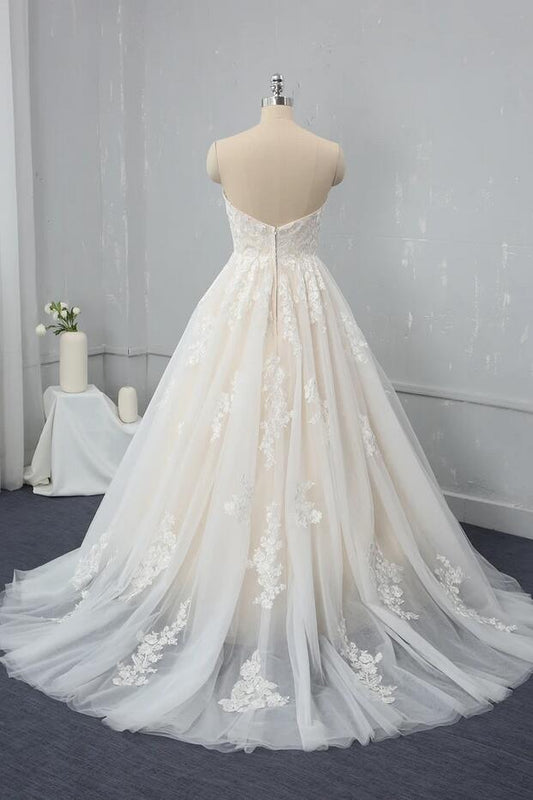 Elegant Sweetheart A-Line Wedding Gown with Backless Design and Tulle Lace Appliques
