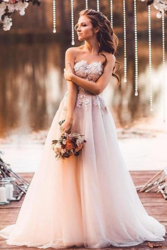 Elegant Long A-line Bridal Gown in Classic Sweetheart Tulle with Lace Appliques