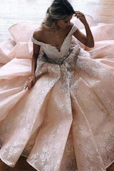 Elegant Sweetheart Wedding Dress with Off-the-Shoulder Ruffles and Appliques Lace