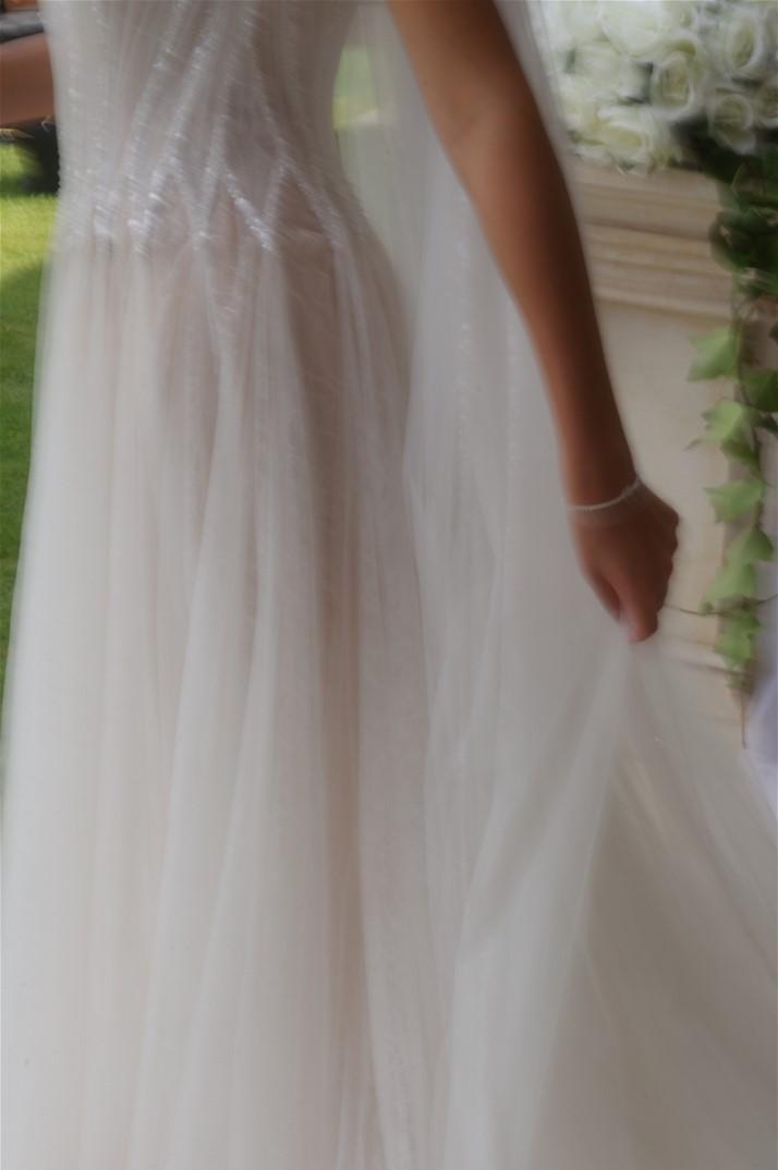 Sleeveless White A-Line Wedding Dress with Elegant Tulle, Spaghetti Straps, Sequins, and Lace