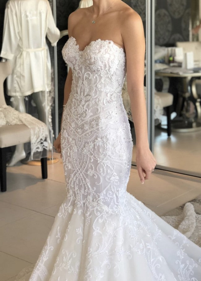 Elegant Backless Mermaid Wedding Gown with Sweetheart Neckline and Lace Appliques