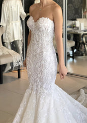 Elegant Backless Mermaid Wedding Gown with Sweetheart Neckline and Lace Appliques