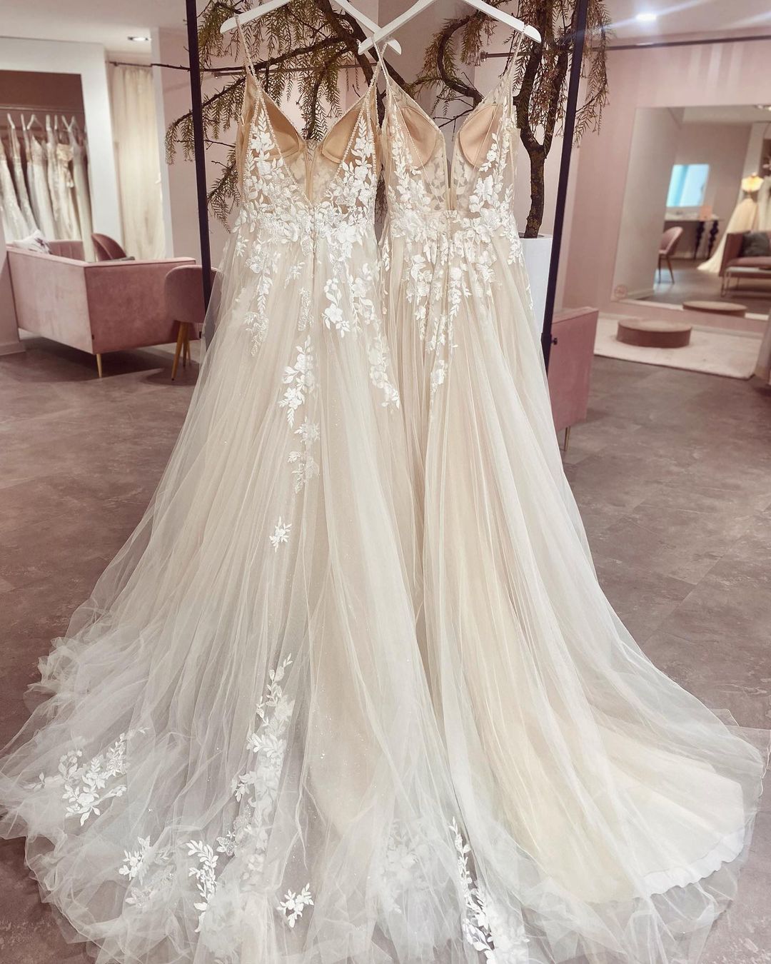 Elegant V-neck A-Line Wedding Gown with Spaghetti Straps and Lace Appliques in Tulle