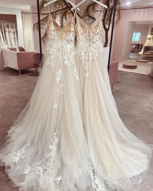 Elegant V-neck A-Line Wedding Gown with Spaghetti Straps and Lace Appliques in Tulle