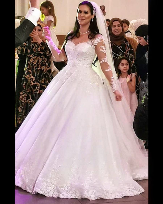 Elegant Sweetheart Gown with Long Sleeves and Lace Tulle Appliques