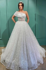Elegant One-Shoulder Princess Gown in Tulle, Sleeveless and Long