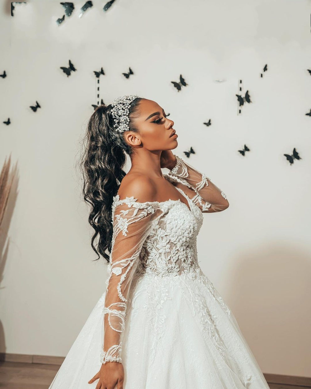Elegant Sweetheart A-Line Wedding Gown with Long Sleeves, Tulle, and Lace Appliques