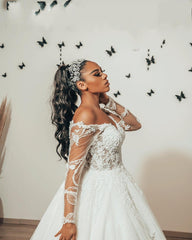 Elegant Sweetheart A-Line Wedding Gown with Long Sleeves, Tulle, and Lace Appliques