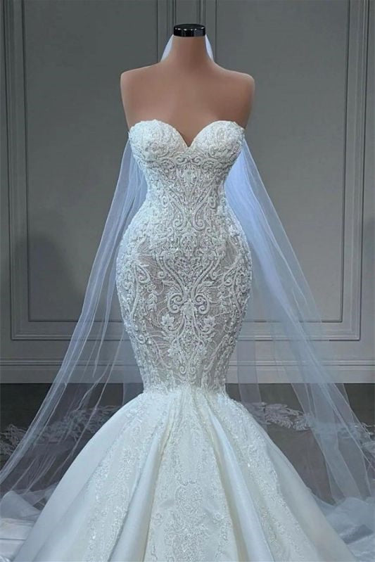 Elegant Sweetheart Mermaid Wedding Dress with Lace Appliques