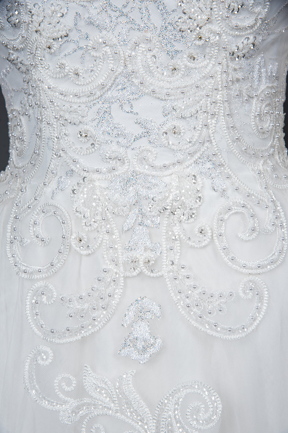 Elegant Long Sleeve Ruffled Ball Gown Wedding Dress Featuring Lace Appliques
