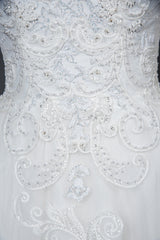 Elegant Long Sleeve Ruffled Ball Gown Wedding Dress Featuring Lace Appliques