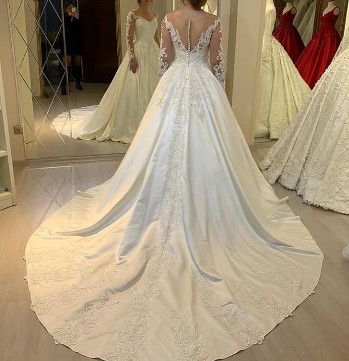 Elegant Sweetheart Pearl Satin A-Line Wedding Gown with Lace Appliques and Long Sleeves