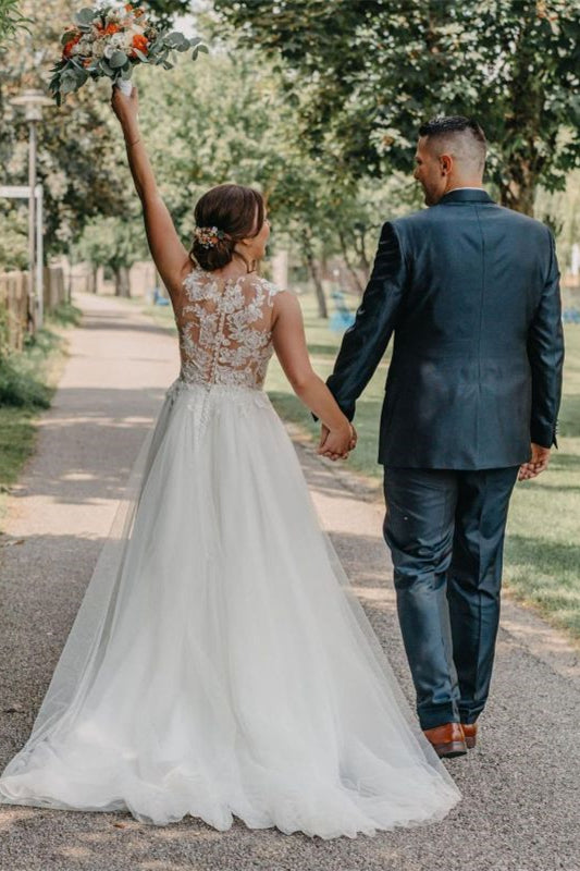 Sleeveless Bateau A-Line Wedding Dress in Tulle and Lace