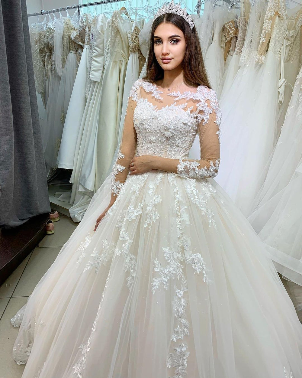 Elegant Floor-length Princess Wedding Dress in Bateau Style with Long Sleeves and Lace Appliques
