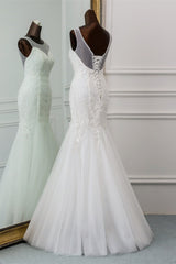 Elegant Lace Mermaid Wedding Gown in Jewel-Toned Tulle with Backless Design