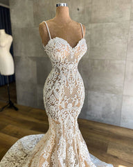 Elegant Sweetheart Mermaid Wedding Gown with Spaghetti Straps and Lace Appliques