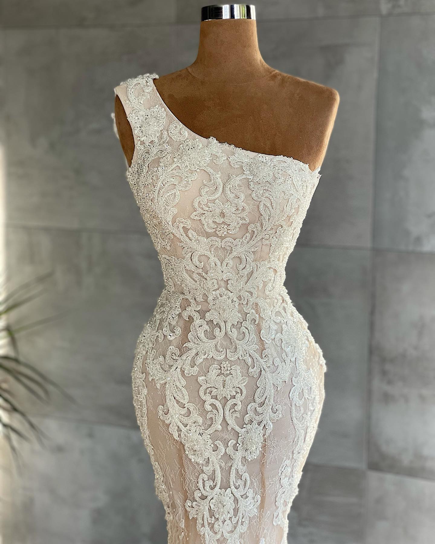 Elegant One-Shoulder Mermaid Gown with Floor-Length Lace and Appliques
