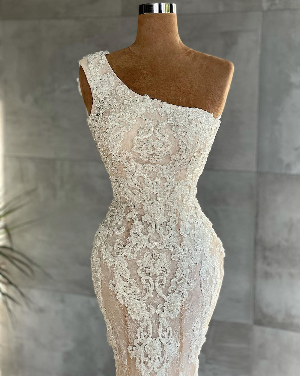 Elegant One-Shoulder Mermaid Gown with Floor-Length Lace and Appliques