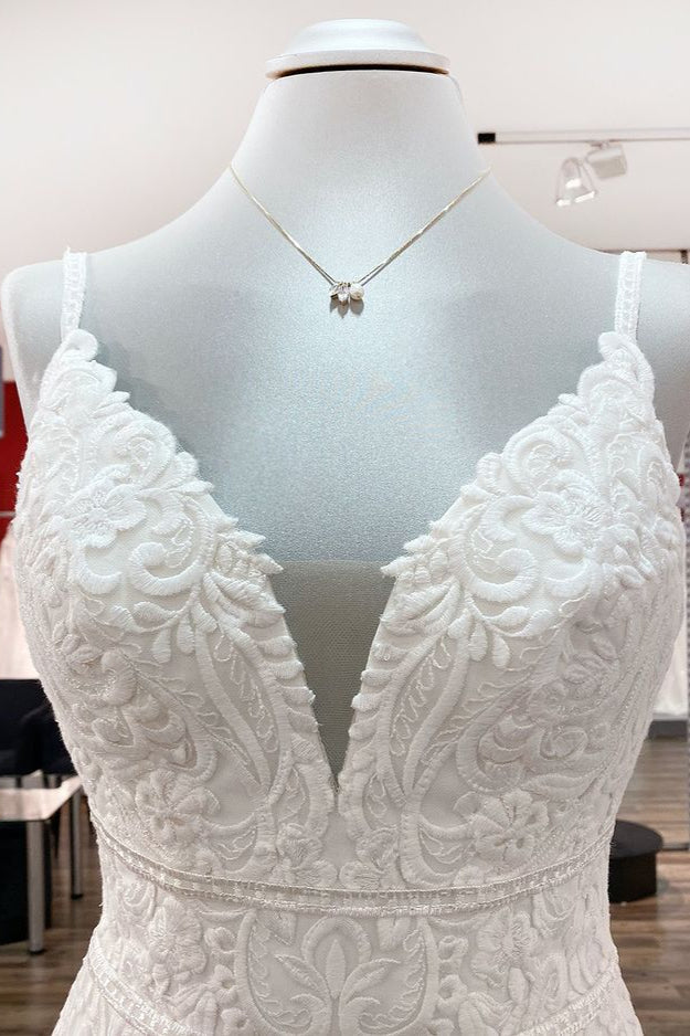 Mermaid-style Vintage Satin Wedding Dress with V-neck and Open Back Lace Appliques