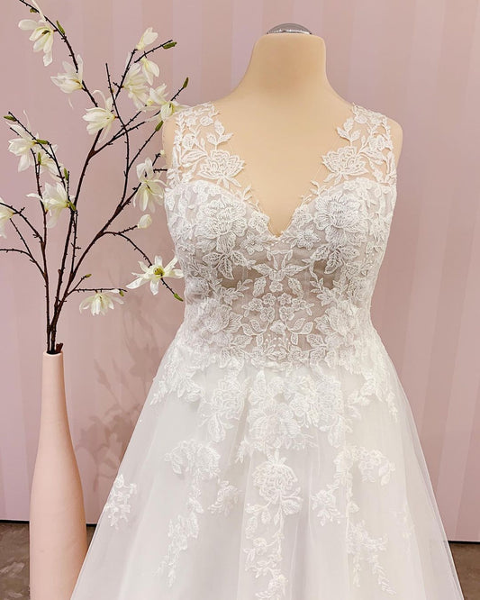 Elegant Backless V-neck A-Line Wedding Gown with Lace Appliques