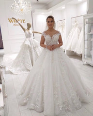 Elegant Floor-length A-Line Wedding Dress with Tulle Ruffles and Lace Appliques