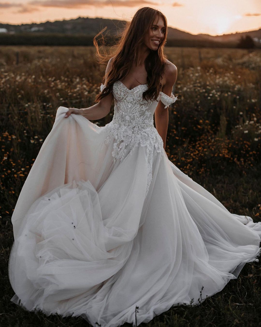Elegant Off-The-Shoulder A-line Wedding Gown in Tulle with Lace Appliques