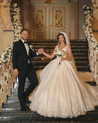 Elegant V-neck Tulle Wedding Ball Gown Featuring Lace Appliques