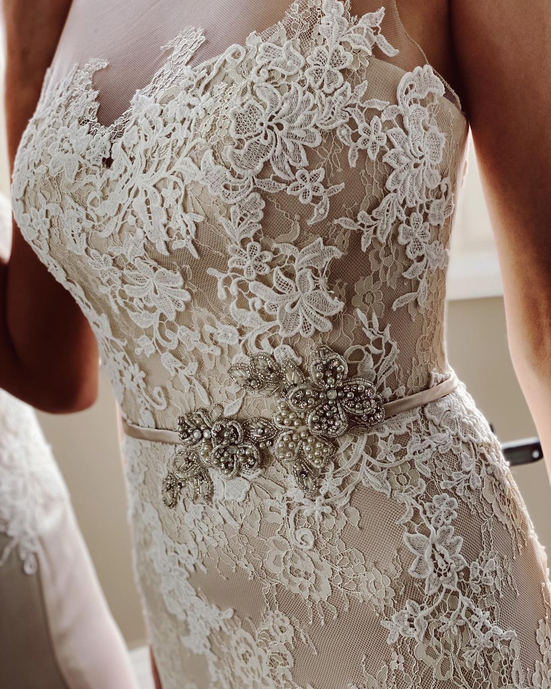 Elegant Pearl Mermaid Bateau Wedding Gown with Floor-length Lace and Sash Appliques