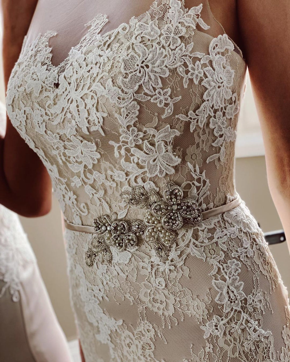 Elegant Pearl Mermaid Bateau Wedding Gown with Floor-length Lace and Sash Appliques