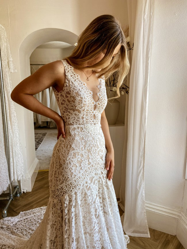 Elegant Mermaid V-neck Lace Wedding Dress with Open Back
