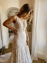 Elegant Mermaid V-neck Lace Wedding Dress with Open Back