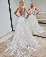 Elegant Backless V-neck A-line Bridal Gown in Tulle Lace